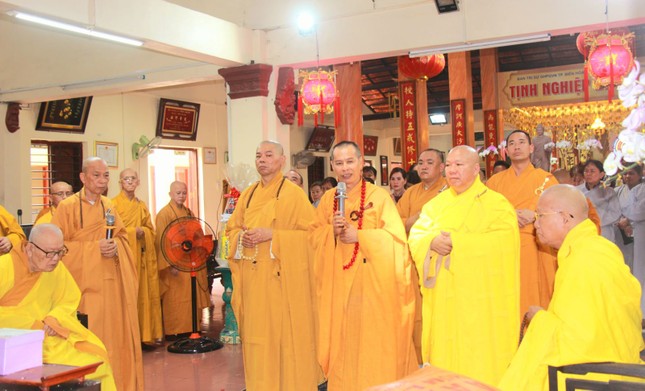 Vấn an chư tôn giáo phẩm tại tổ đình Long Thiền Vấn an chư tôn giáo phẩm tại tổ đình Long Thiền