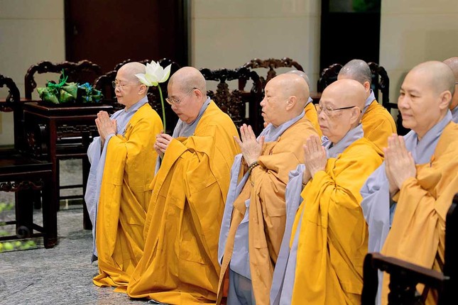 Đức Pháp chủ trao đến chư Ni cành hoa sen