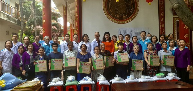 Chùa Huê Nghiêm giảng tự khám bệnh, tặng thuốc, trao 150 phần quà đến hộ nghèo Chùa Huê Nghiêm giảng tự khám bệnh, tặng thuốc, trao 150 phần quà đến hộ nghèo