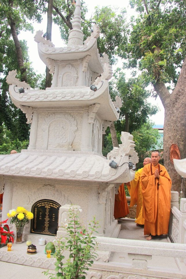 Đoàn tưởng niệm nhiễu tháp cố Hòa thượng Thích Giác Quang trong khuôn viên Quan Âm tu viện Đoàn tưởng niệm nhiễu tháp cố Hòa thượng Thích Giác Quang trong khuôn viên Quan Âm tu viện