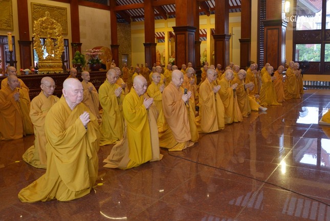 Đã trở thành nếp sinh hoạt truyền thống, chư vị giáo phẩm thuộc Hội đồng Chứng minh, chư Tăng thuộc GHPGVN TP.HCM mỗi kỳ bố tát đều tập trung về Việt Nam Quốc Tự Đã trở thành nếp sinh hoạt truyền thống, chư vị giáo phẩm thuộc Hội đồng Chứng minh, chư Tăng thuộc GHPGVN TP.HCM mỗi kỳ bố tát đều tập trung về Việt Nam Quốc Tự