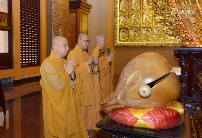 Bố-tát là sinh hoạt không thể thiếu trong đời sống của Tăng đoàn Bố-tát là sinh hoạt không thể thiếu trong đời sống của Tăng đoàn