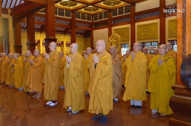 Chư tôn đức giáo phẩm Hội đồng Chứng minh, cùng chư Tăng TP.HCM Bố-tát, thính giới chung tại Việt Nam Quốc Tự Chư tôn đức giáo phẩm Hội đồng Chứng minh, cùng chư Tăng TP.HCM Bố-tát, thính giới chung tại Việt Nam Quốc Tự