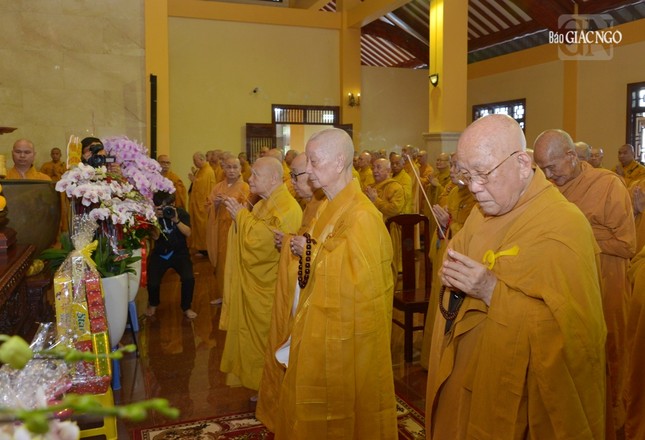 Đức Pháp chủ GHPGVN - Trưởng lão Hòa thượng Thích Trí Quảng cùng chư vị giáo phẩm niêm hương tưởng niệm Giác linh Đại lão Hòa thượng Thích Thiện Hào