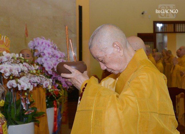 Đức Pháp chủ GHPGVN dâng phạn thực cúng dường