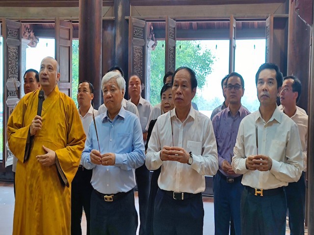 Đoàn lãnh đạo Ủy ban T.ƯMTTQVN dâng hương cố Chủ tịch nước Tôn Đức Thắng trong khu tưởng niệm thuộc chùa Hộ Quốc, TP.Hải Phòng Đoàn lãnh đạo Ủy ban T.ƯMTTQVN dâng hương cố Chủ tịch nước Tôn Đức Thắng trong khu tưởng niệm thuộc chùa Hộ Quốc, TP.Hải Phòng