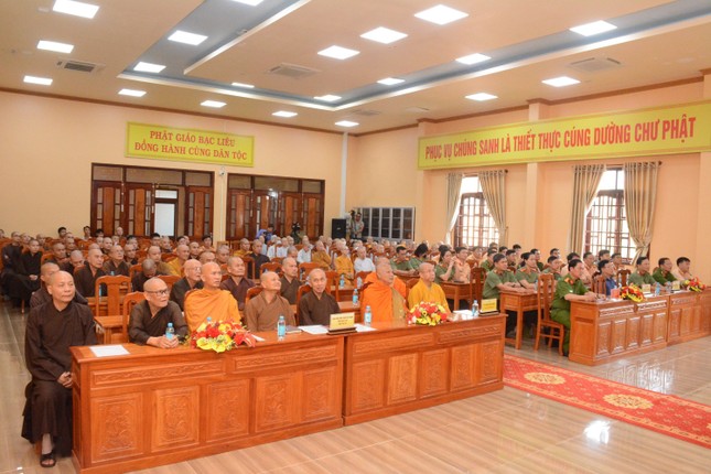 Chư tôn đức, đại diện các đơn vị tham gia buổi ký kết về trật tự, an toàn giao thông