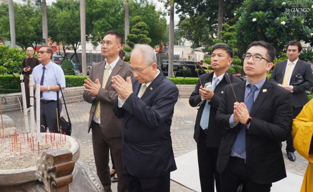 Phái đoàn đảnh lễ trước tôn tượng Bồ-tát Thích Quảng Đức - Ảnh: Như Danh