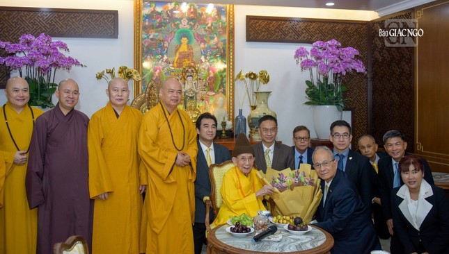 Chụp ảnh lưu niệm tại tổ đình Vĩnh Nghiêm