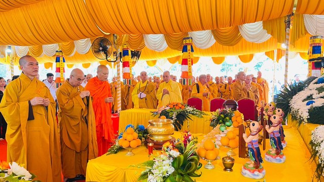 Cử hành nghi thức sái tịnh an vị tôn tượng Cử hành nghi thức sái tịnh an vị tôn tượng