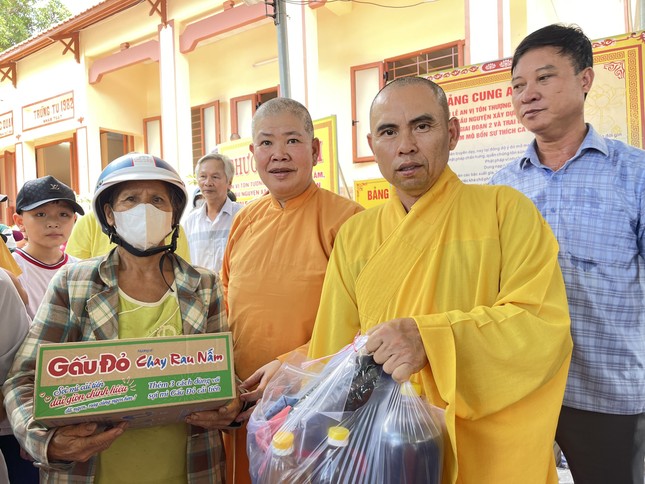 Trao qìa đến người nghèo