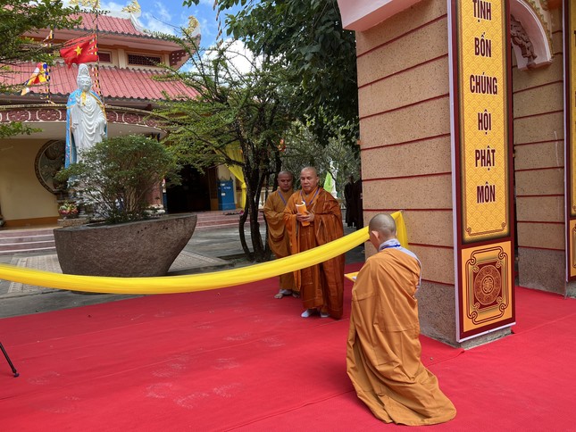 Dẫn thỉnh đàn Tỳ-kheo-ni đã thay mặt Hội đồng Thập sư Ni tác bạch 3 lần xin được phép cho giới tử được vào cầu thọ Chánh pháp với Đại Tăng