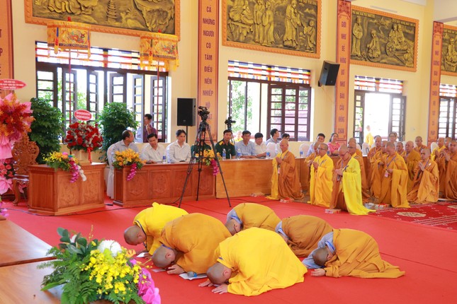 Giới tử tạ ơn chư tôn giáo phẩm