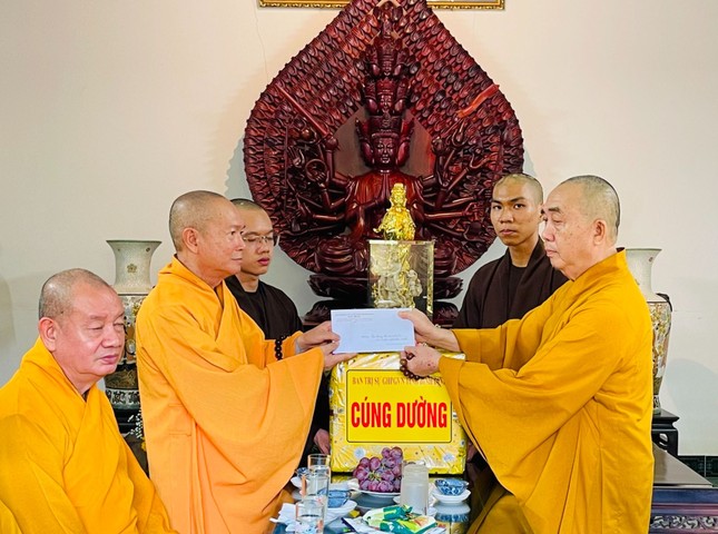 Đại diện đoàn cúng dường chư hành giả tại tu viện Nguyên Thiều Đại diện đoàn cúng dường chư hành giả tại tu viện Nguyên Thiều
