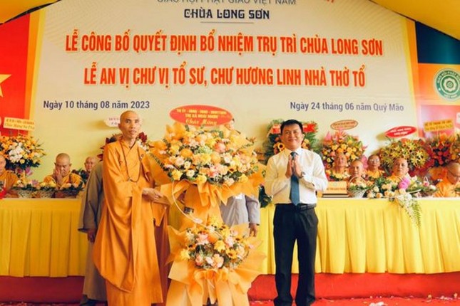 Đại diện các cơ quan tặng hoa chúc mừng Đại diện các cơ quan tặng hoa chúc mừng