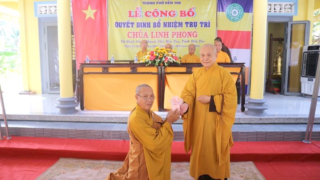 Thượng tọa Thích Huệ Đức trao con dấu chùa Linh Phong đến Đại đức tân trụ trì Thích Lệ Minh Thượng tọa Thích Huệ Đức trao con dấu chùa Linh Phong đến Đại đức tân trụ trì Thích Lệ Minh