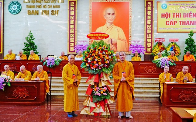 Đại diện Ban Hướng dẫn Phật tử TP.HCM tặng hoa chúc mừng