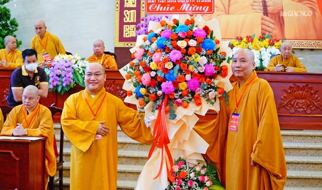 Thượng tọa Thích Tâm Hoa, đại diện Ban Văn hóa TP.HCM tặng hoa chúc mừng