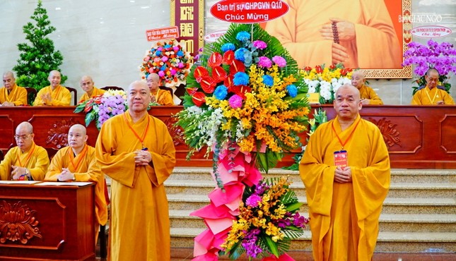 Thượng tọa Thích Nhật Thiện, Trưởng ban Trị sự Q.10 tặng hoa chúc mừng