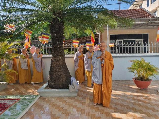 Chư Ni nhiễu tháp tưởng niệm