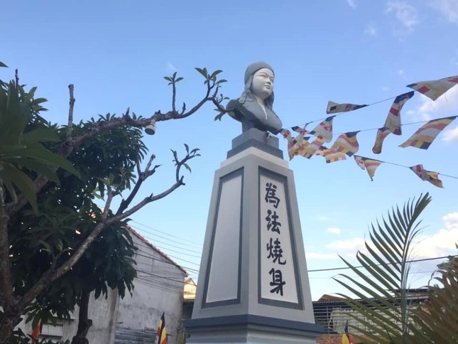 Tượng đài Thánh tử đạo Thích nữ Diệu Quang