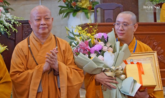 Hòa thượng Trưởng ban Trị sự GHPGVN TP.HCM trao hoa chúc mừng đến Đại đức Thích Thị Nghĩa - Q.3, đoạt giải nhất hội thi cấp thành phố