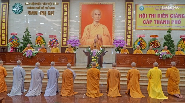 Đại diện thí sinh Tăng Ni đảnh lễ, lắng nghe lời huấn từ của Hòa thượng Trưởng ban Trị sự GHPGVN TP.HCM