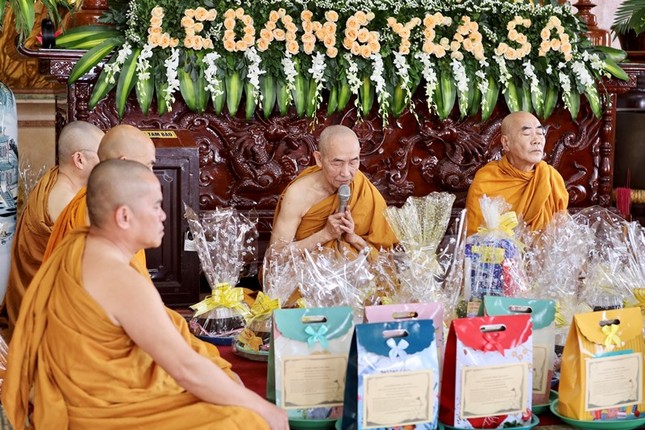 Hòa thượng Thích Giác Tiến thay mặt cho chư tôn đức Tăng, Ni ban đạo từ Hòa thượng Thích Giác Tiến thay mặt cho chư tôn đức Tăng, Ni ban đạo từ