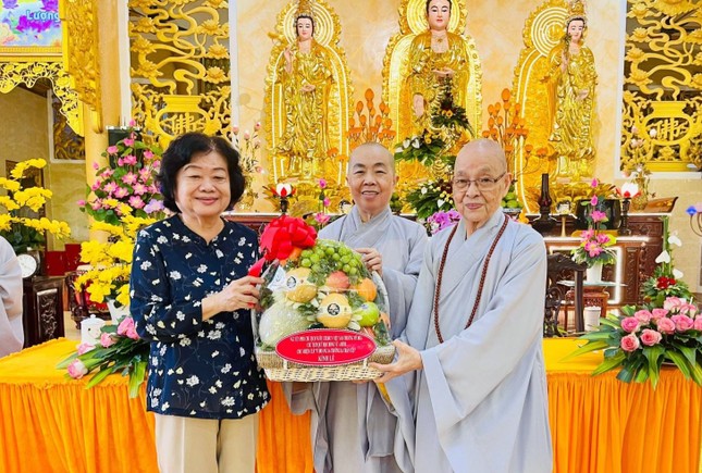 Bà Trương Mỹ Hoa tặng quà chúc mừng trường hạ nhân chuyến thăm Bà Trương Mỹ Hoa tặng quà chúc mừng trường hạ nhân chuyến thăm