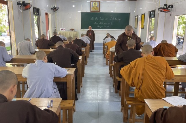 Tăng Ni sinh làm bài thi kiểm tra chất lượng đầu vào khóa X