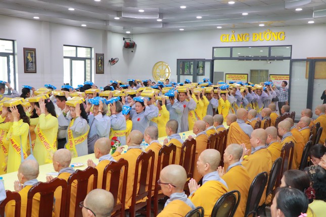 Phật tử dâng pháp y cúng dường nhân lễ Vu lan - Báo hiếu