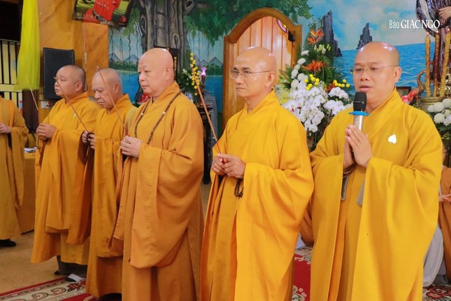 Chư tôn đức Ban Trị sự GHPGVN TP.HCM niêm hương tưởng niệm, cầu nguyện Giác linh Ni trưởng Thích nữ Tịnh Giới cao đăng Phật quốc