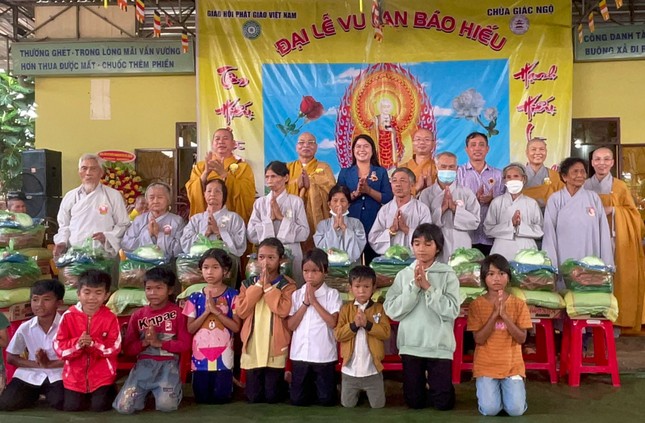 Ban Tổ chức trao quà Vu lan đến người nghèo và học sinh khó khăn Ban Tổ chức trao quà Vu lan đến người nghèo và học sinh khó khăn