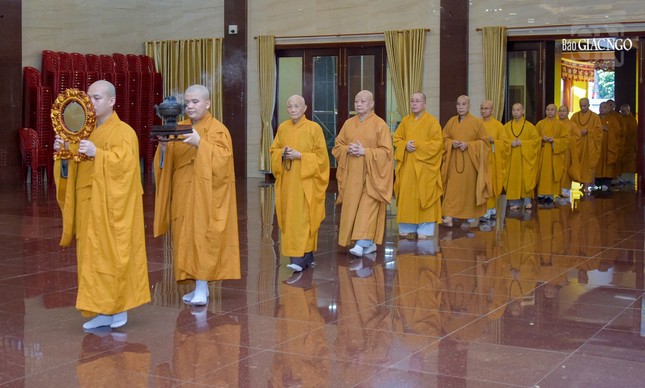 Chư tôn đức quang lâm hội trường Việt Nam Quốc Tự cử hành lễ tạ pháp Chư tôn đức quang lâm hội trường Việt Nam Quốc Tự cử hành lễ tạ pháp