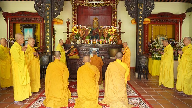 Chư tôn đức môn đồ pháp quyến thành kính đảnh lễ, tưởng niệm Hòa thượng Thích Thiện Quả