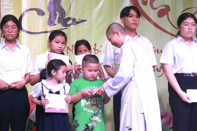 Ban Tổ chức trao quà cho học sinh tại chương trình Ban Tổ chức trao quà cho học sinh tại chương trình