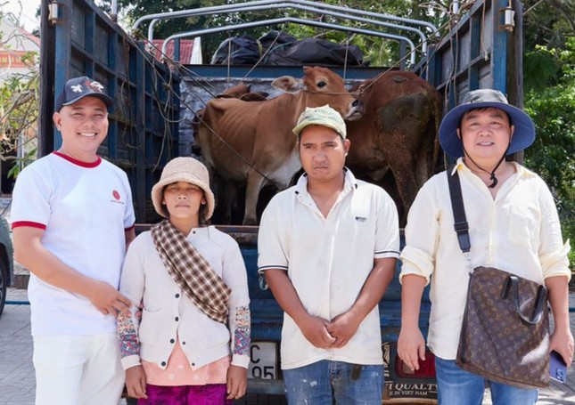 Phật tử Hội Pháp Hoa Ấn Quang trao bê con đến những gia đình khó khăn