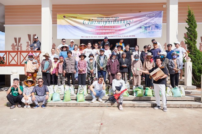 Các Phật tử Hội Pháp Hoa Ấn Quang trao quà đến đồng bào khó khăn xã Tà Nung