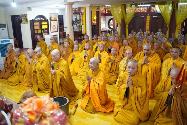 Chư tôn đức 18 Tăng hạ đảnh lễ Giác linh Đức Đệ tam Pháp chủ GHPGVN