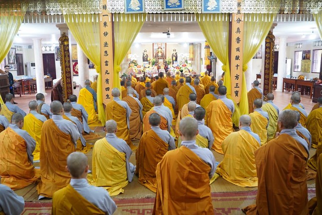 Chư Tăng Ni 18 trường hạ đảnh lễ chư Tổ và lễ tạ Giác linh Đức Đệ tam Pháp chủ GHPGVN