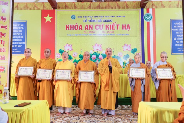 Chư tôn đức được tuyên dương công đức tại buổi lễ