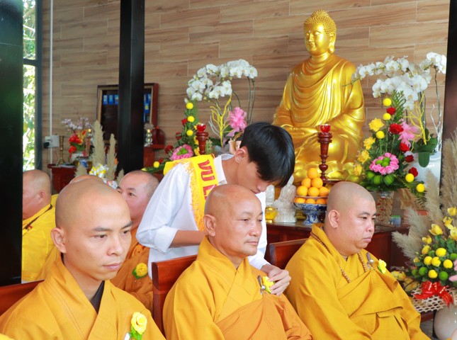 Phật tử cài hoa hồng Vu lan lên chư tôn đức