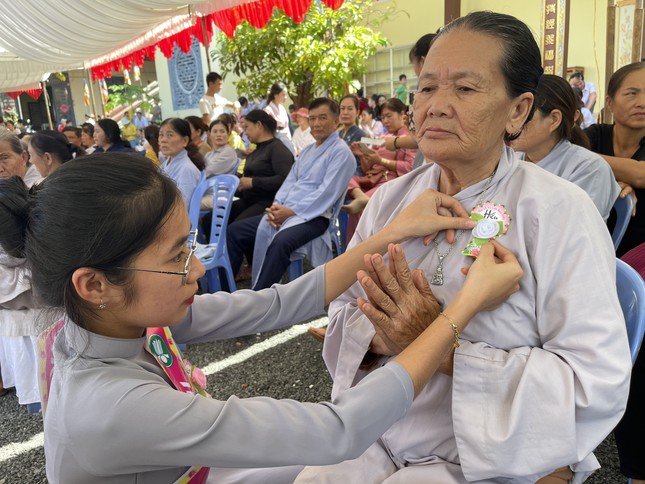 Cài hoa hồng Vu lan đến Phật tử tham dự Cài hoa hồng Vu lan đến Phật tử tham dự