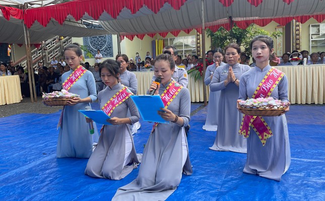 Đại diện Phật tử đạo tràng chùa Long Phước tác bạch tri ân chư tôn đức Đại diện Phật tử đạo tràng chùa Long Phước tác bạch tri ân chư tôn đức