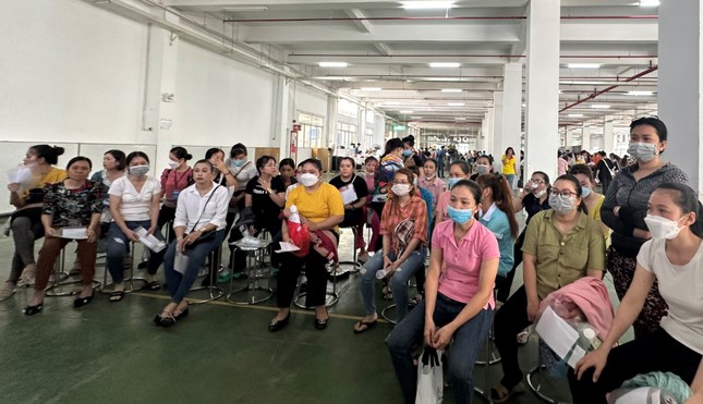 Đoàn y bác sĩ thiện nguyện TP.HCM khám bệnh, tặng thuốc cho công nhân Khu công nghiệp Linh Trung – TP.Thủ Đức, TP.HCM - Ảnh: TN Đoàn y bác sĩ thiện nguyện TP.HCM khám bệnh, tặng thuốc cho công nhân Khu công nghiệp Linh Trung – TP.Thủ Đức, TP.HCM - Ảnh: TN