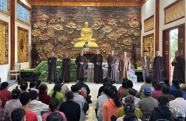 Ban Tổ chức đã tặng 500 phần quà đến các gia đình có hoàn cảnh khó khăn Ban Tổ chức đã tặng 500 phần quà đến các gia đình có hoàn cảnh khó khăn