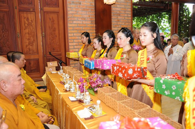 Các Phật tử thành kính dâng y cúng dường nhân mùa Vu lan - Báo hiếu