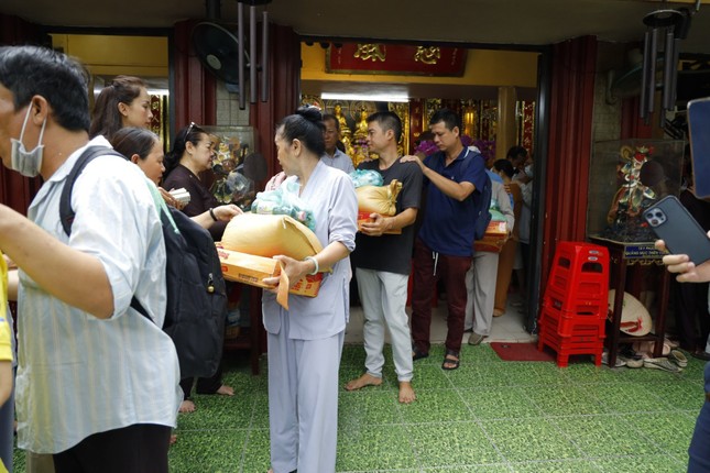 Chùa Văn Thánh trao quà đến người mù - Ảnh: TN Chùa Văn Thánh trao quà đến người mù - Ảnh: TN