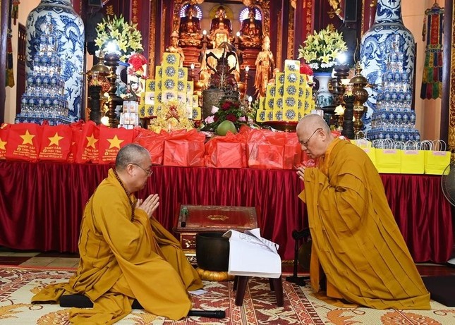 Đối thú Tự tứ tại chùa Quán Sứ Đối thú Tự tứ tại chùa Quán Sứ