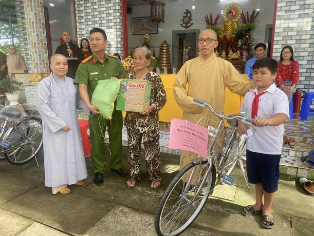 Đoàn trao quà đến hộ nghèo và xe đạp cho học sinh